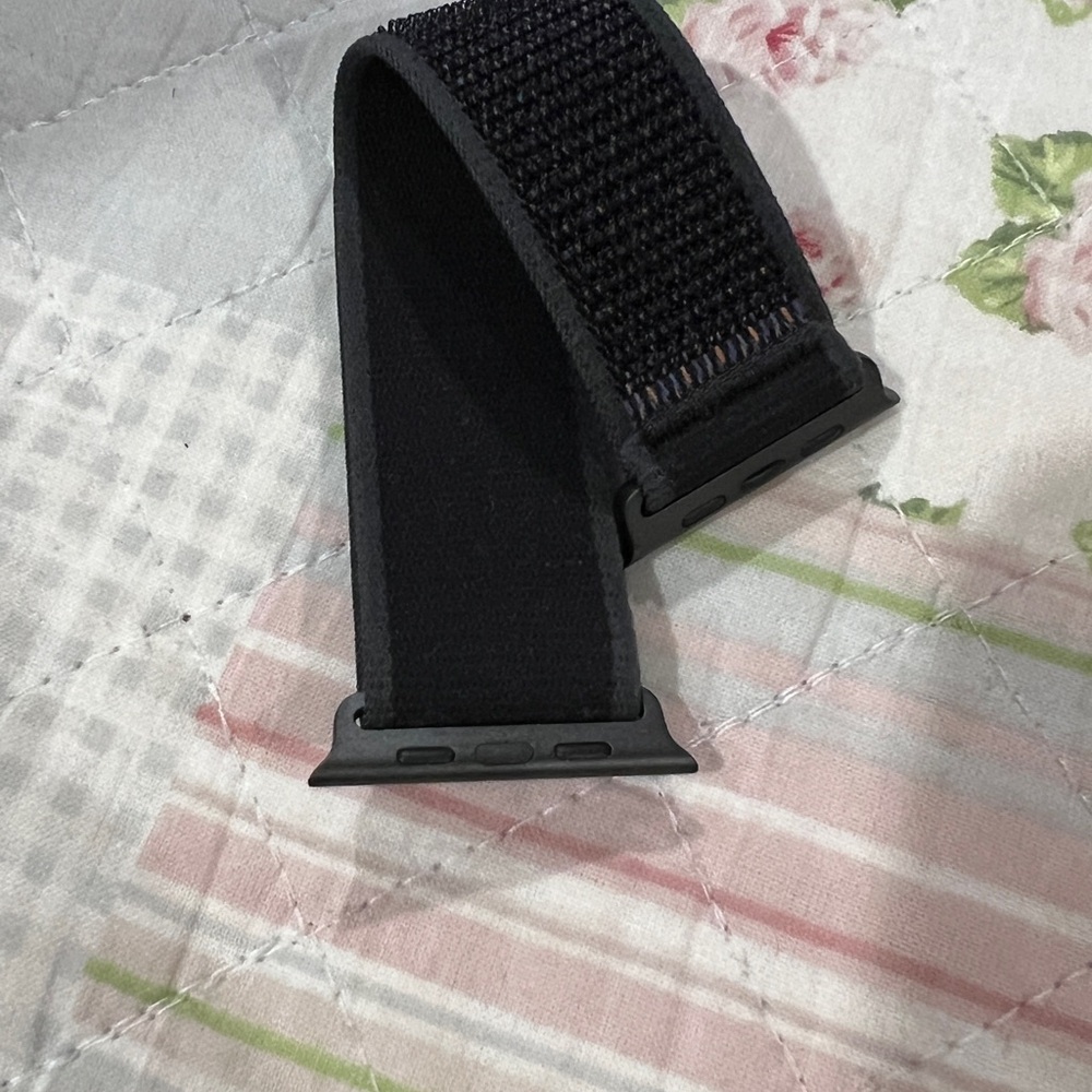 49mm Black Trail Loop - S/M - Black
Titanium Finish